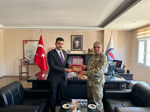 6. Kolordu Komutanı Korgeneral Metin TOKEL, beraberinde bulunan heyetle birlikte Kaymakamımız Selami Alper ÖZKAN’ı ziyaret etti.