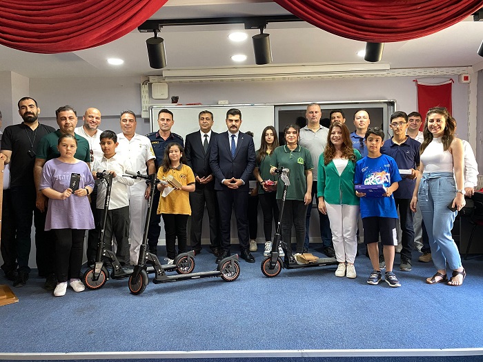 Kaymakamımız Selami Alper ÖZKAN, İlçe Milli Eğitim Müdürlüğünce gerçekleştirilen Rotamız Kitap Projesi Ödül Törenine katıldı.