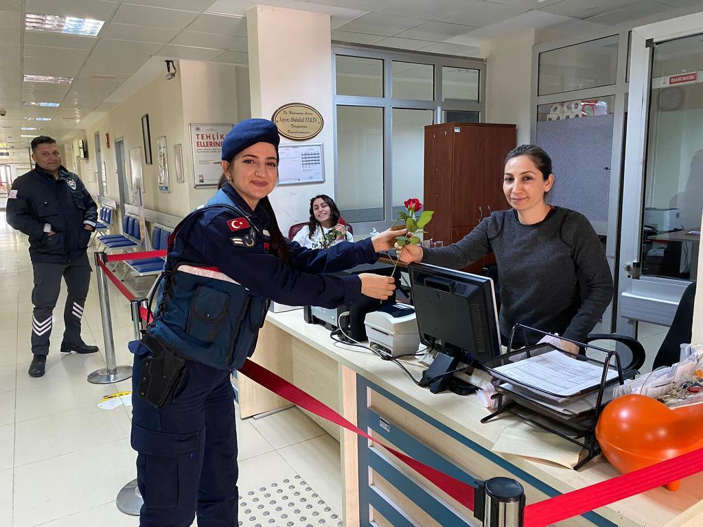 Karataş İlçe Jandarma Komutanlığı personelleri tarafından, her zaman fedakarca görev yapan sağlık çalışanlarımızın 14 Mart Tıp Bayramı kutlanmıştır.